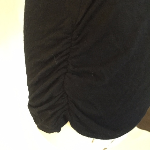 🖤 Cold Shoulder, Hot Look 🖤 Black Cold Shoulder Top – Size L 😏🔥💃 - Picture 3 of 8